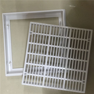 Plastikowa brama spustowa 25x25 CM nad ziemią