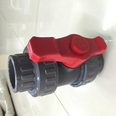 Czarny czerwony zawór kulowy DN20 UPVC z podwójnym złączem